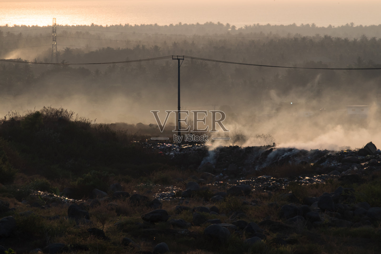 印尼龙目岛的Pekosong村，清晨弥漫着薄雾照片摄影图片