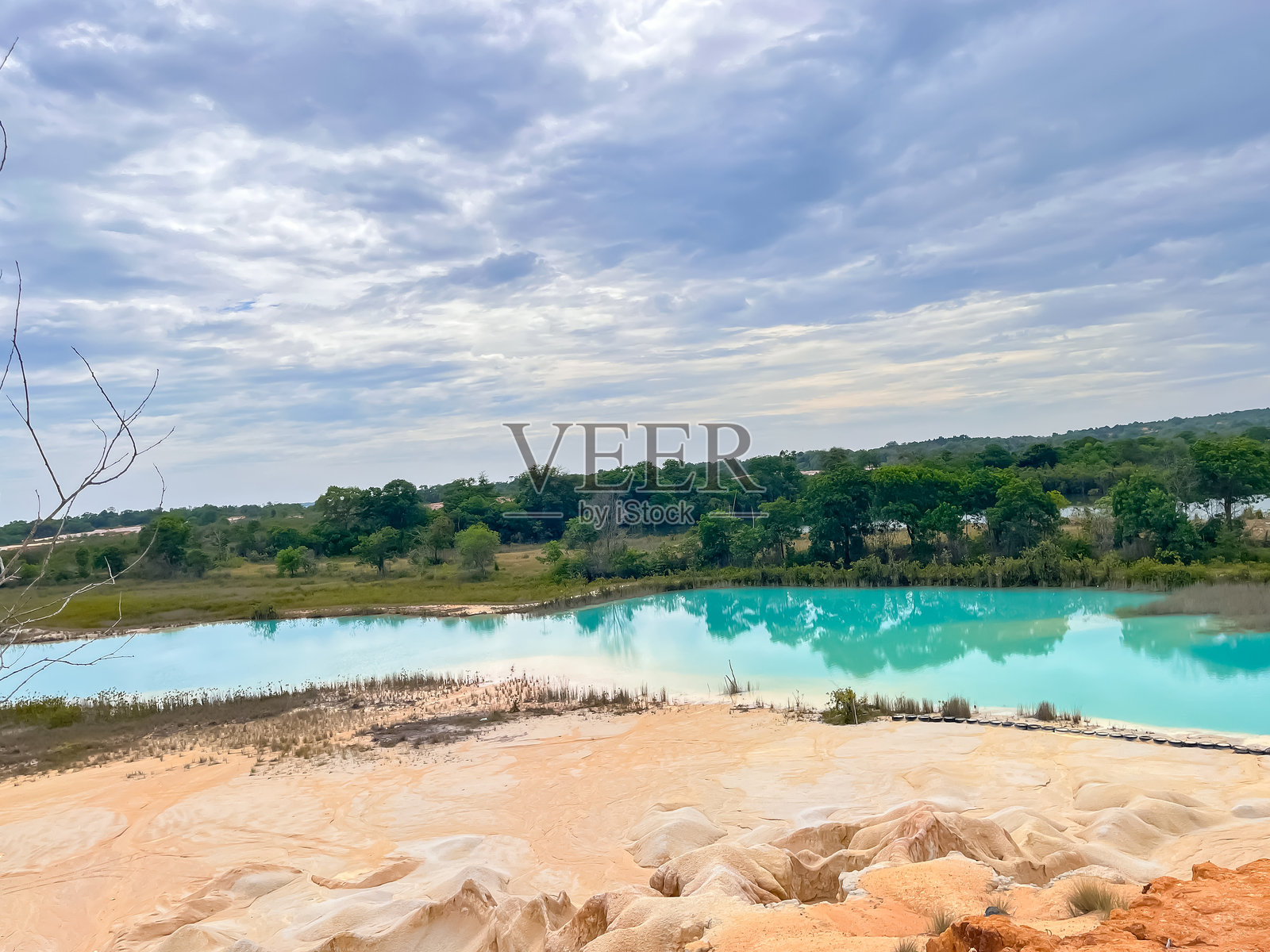 民丹岛沙丘与蓝湖照片摄影图片