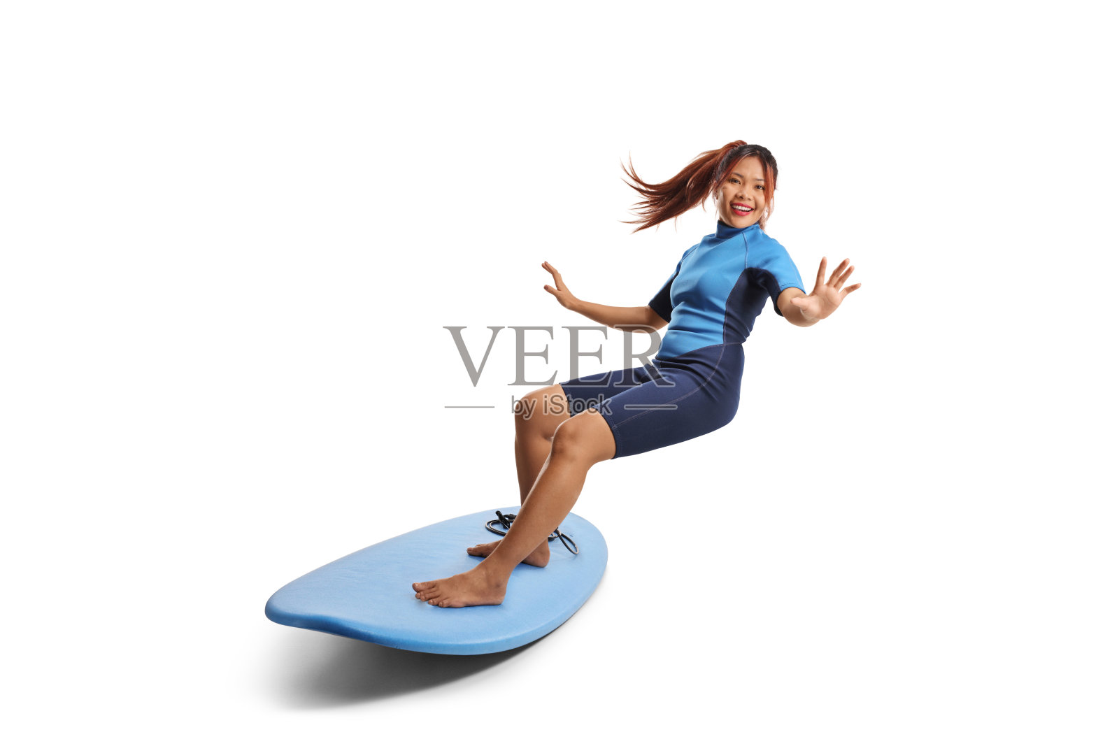 穿着潜水服的女性在冲浪板上骑行照片摄影图片