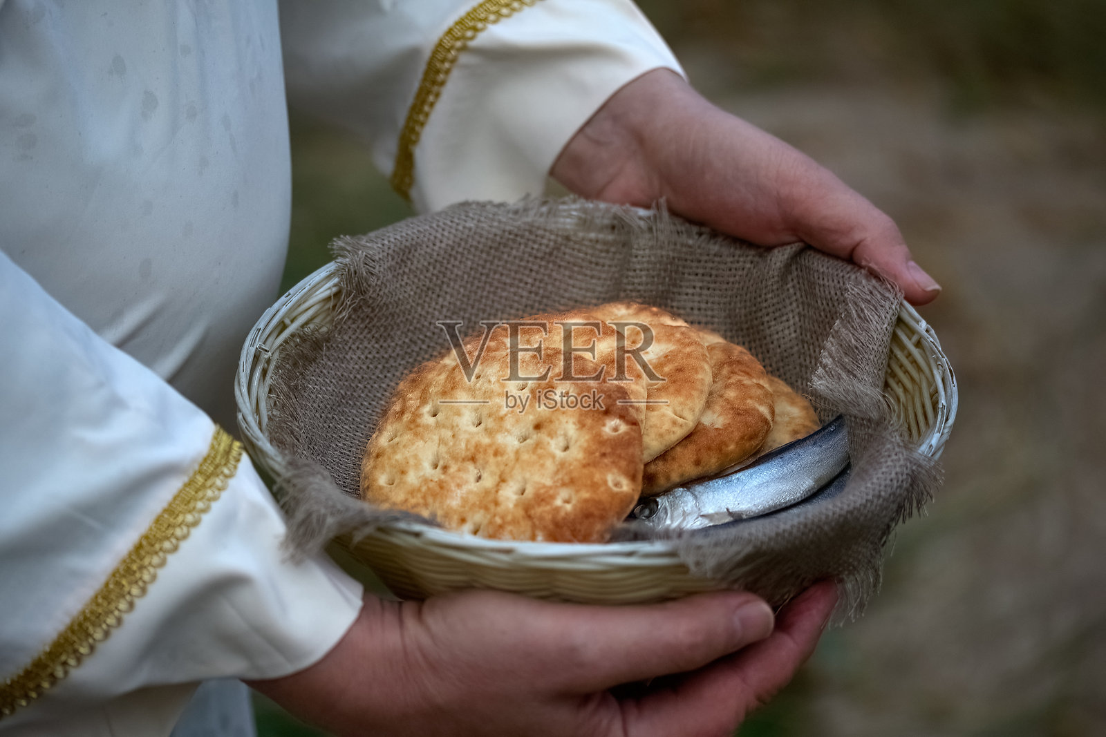 基督教，宗教，圣经概念。五个饼和两条鱼照片摄影图片