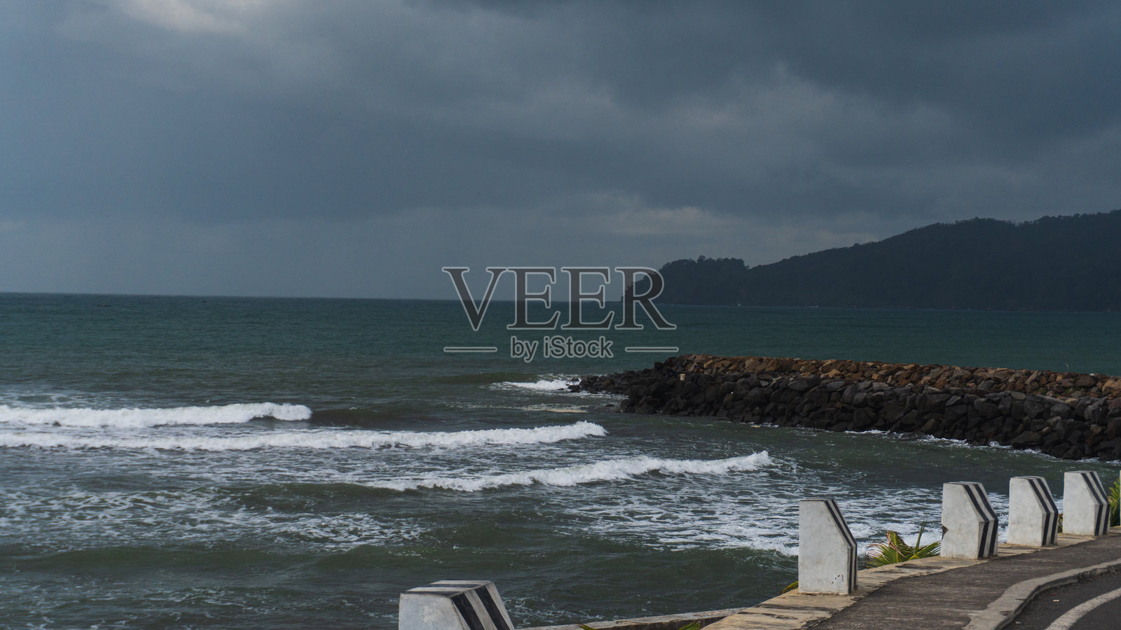 天空被暴风云笼罩，显得阴暗。照片摄影图片