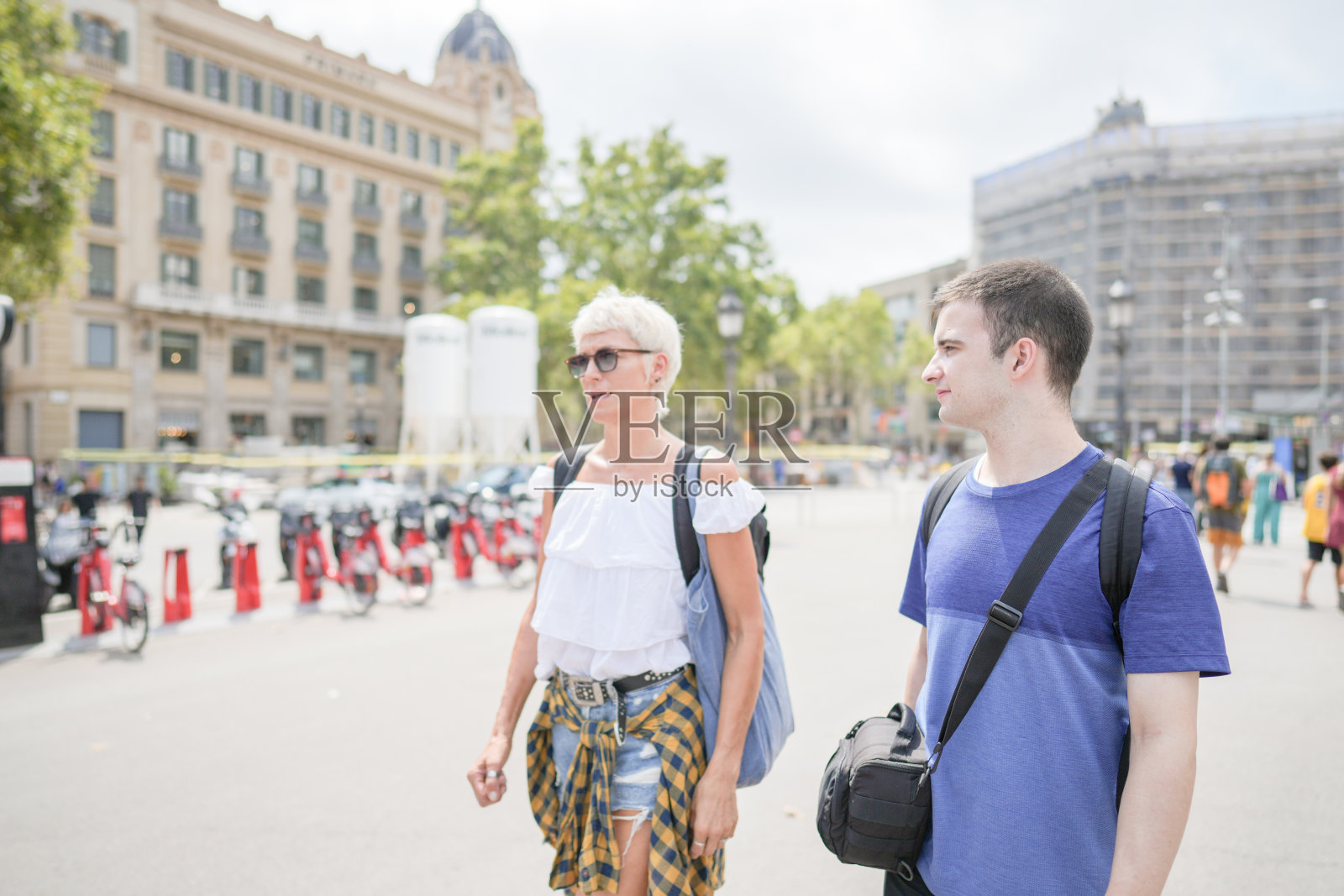 一男一女在城市的街道上散步照片摄影图片