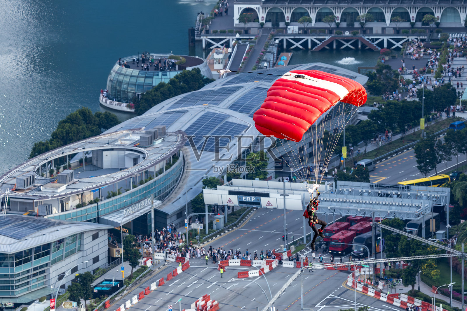 新加坡武装部队降落伞队（红狮队）参加新加坡国庆庆祝活动照片摄影图片