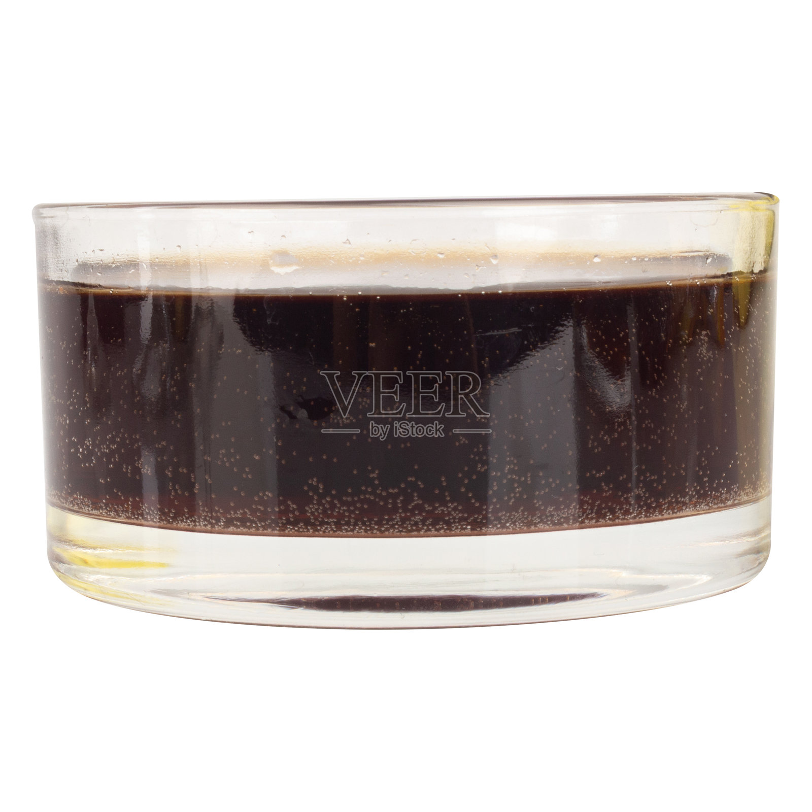 白色背景上的极简风格酒杯中的可乐照片摄影图片