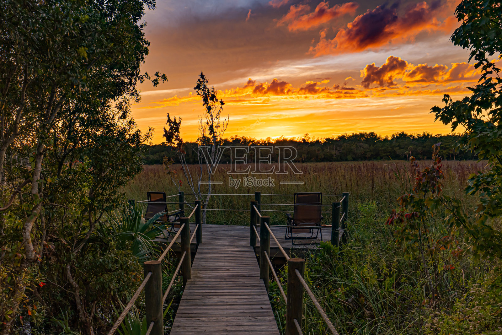 佛罗里达甲板上的五彩斑斓的日落照片摄影图片