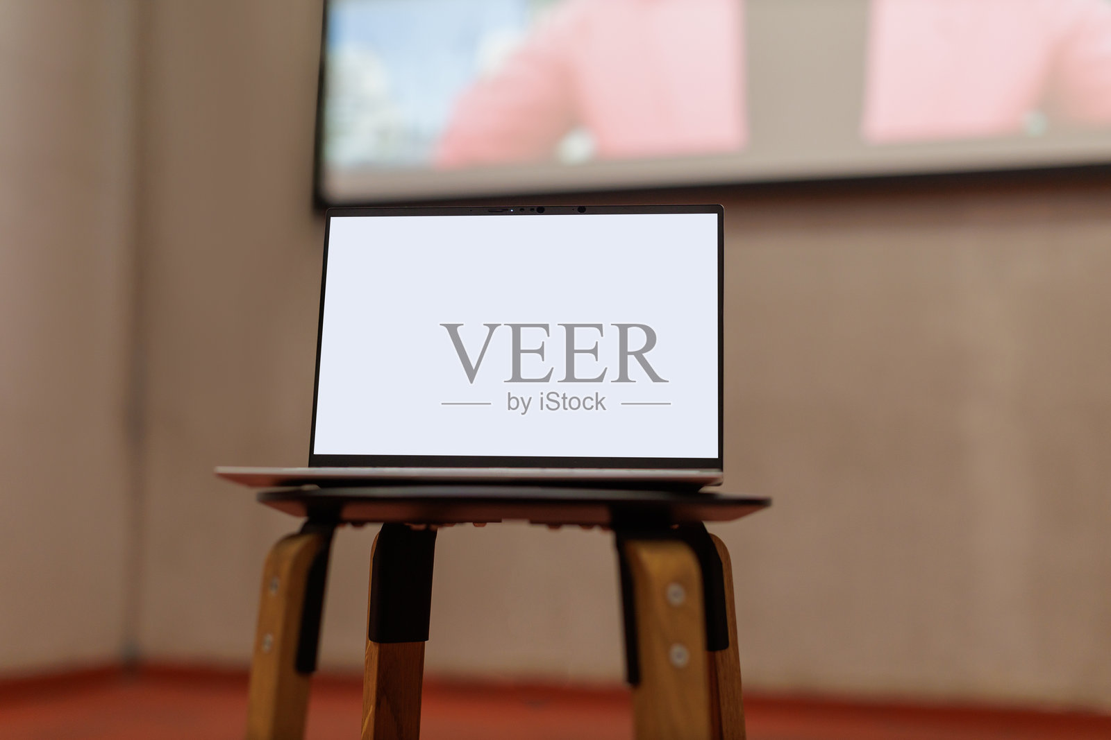 会议室中展示在木凳上的笔记本电脑，适用于演示或会议。照片摄影图片