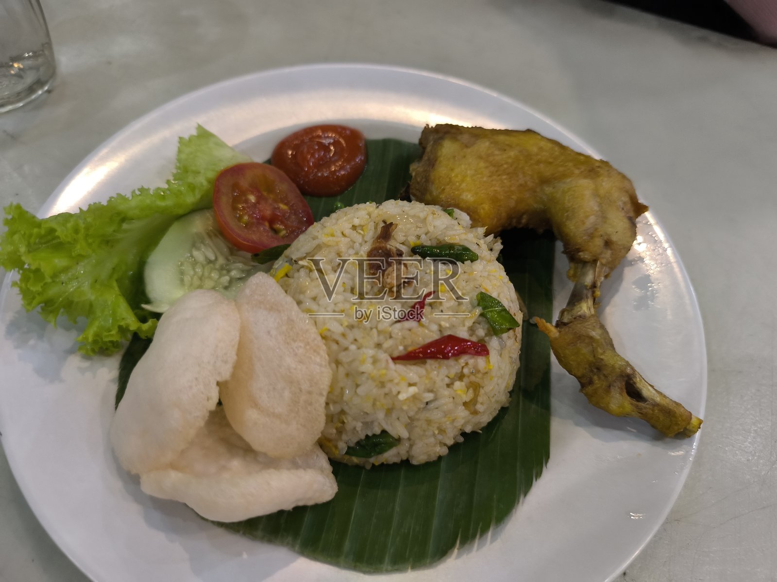 正宗印尼炒饭配脆皮鸡、辣椒酱和蔬菜照片摄影图片