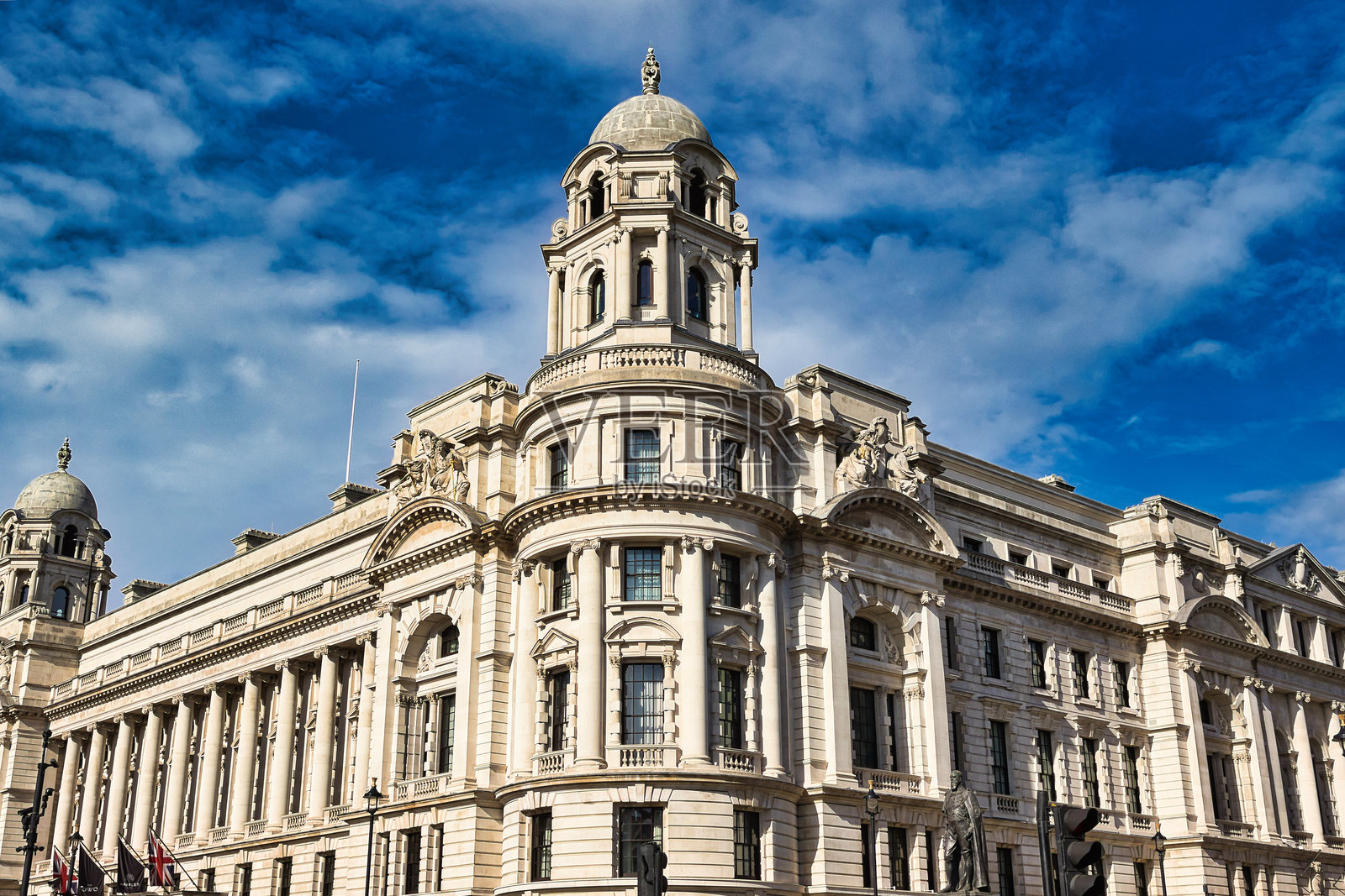 伦敦，英国的奶油色建筑，带有圆顶和柱子。照片摄影图片