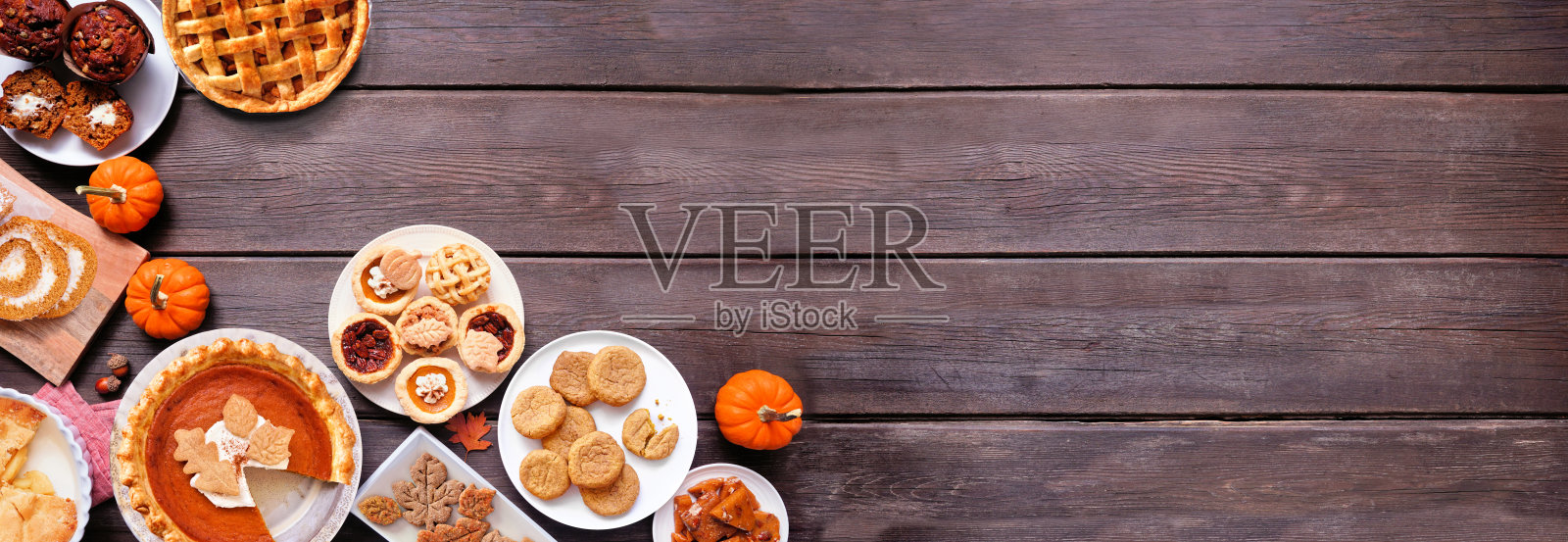 秋季甜点角落边框。俯视深色木质横幅背景。照片摄影图片