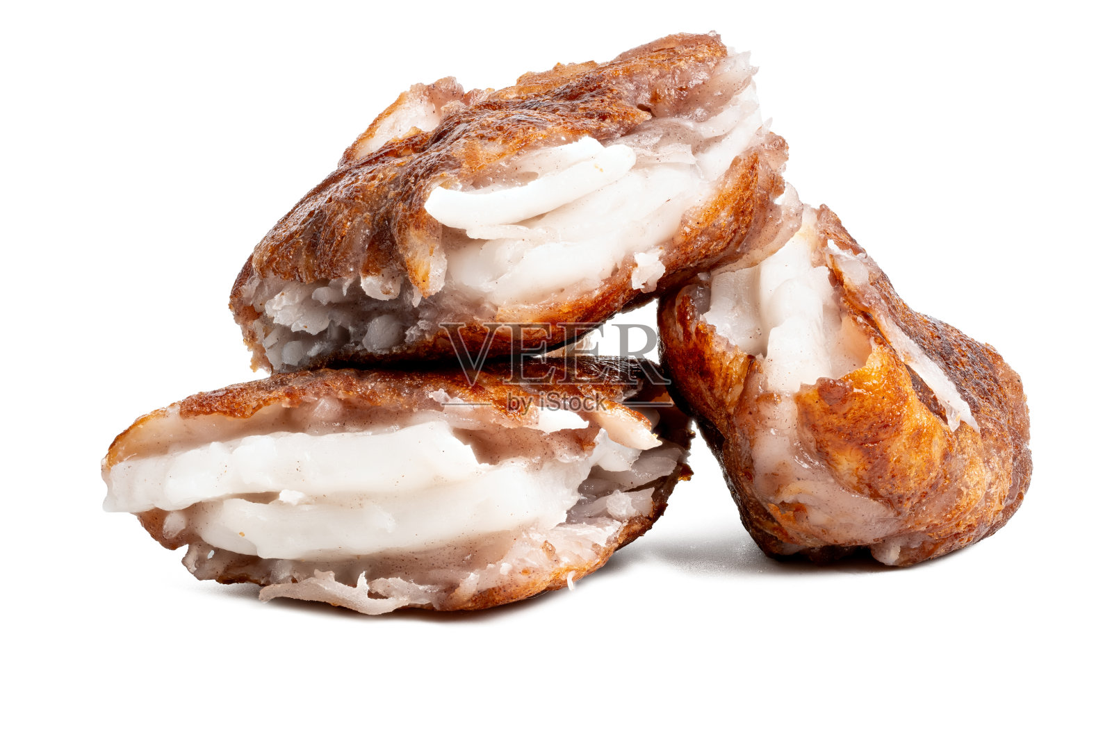 高分辨率相机拍摄的椰子煎饼照片，采用焦点堆叠技术，背景为白色。照片摄影图片