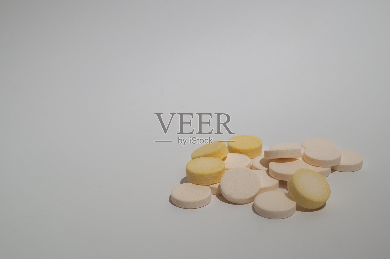 白色背景上的维生素片堆照片摄影图片