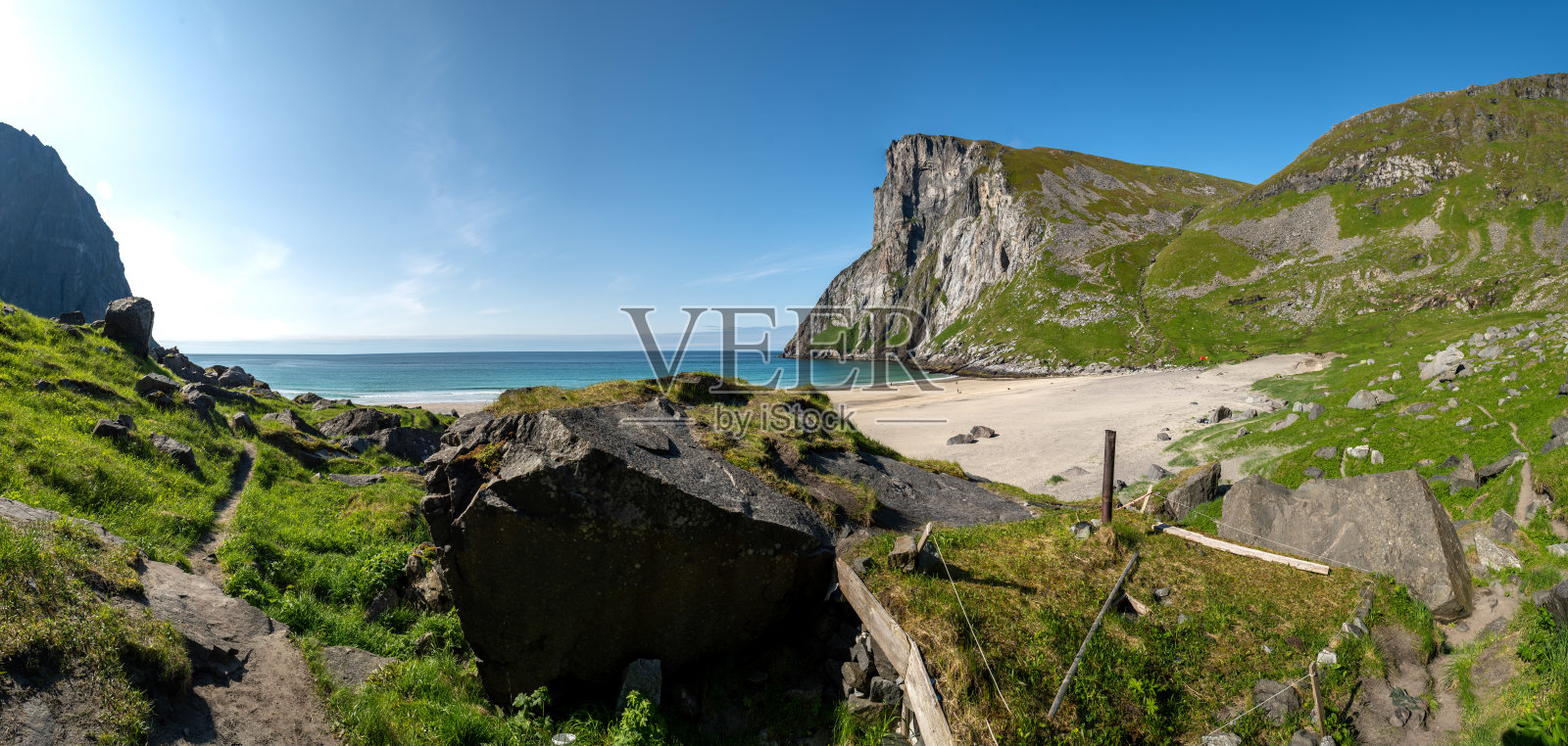 挪威洛福滕群岛卡夫利卡海滩的冲浪者避难所——霍比特人小屋照片摄影图片