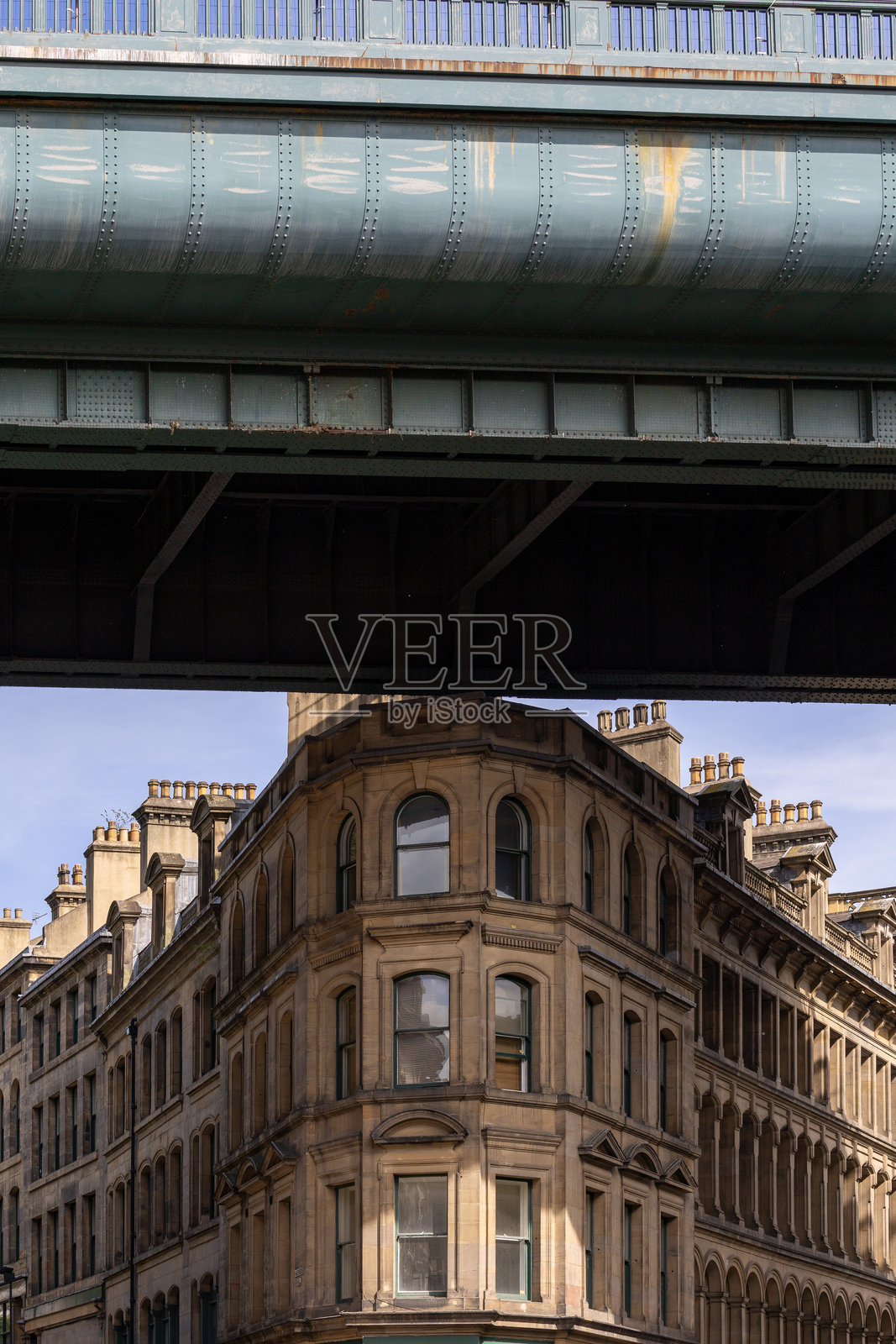 纽卡斯尔泰恩河上的石建筑桥。照片摄影图片