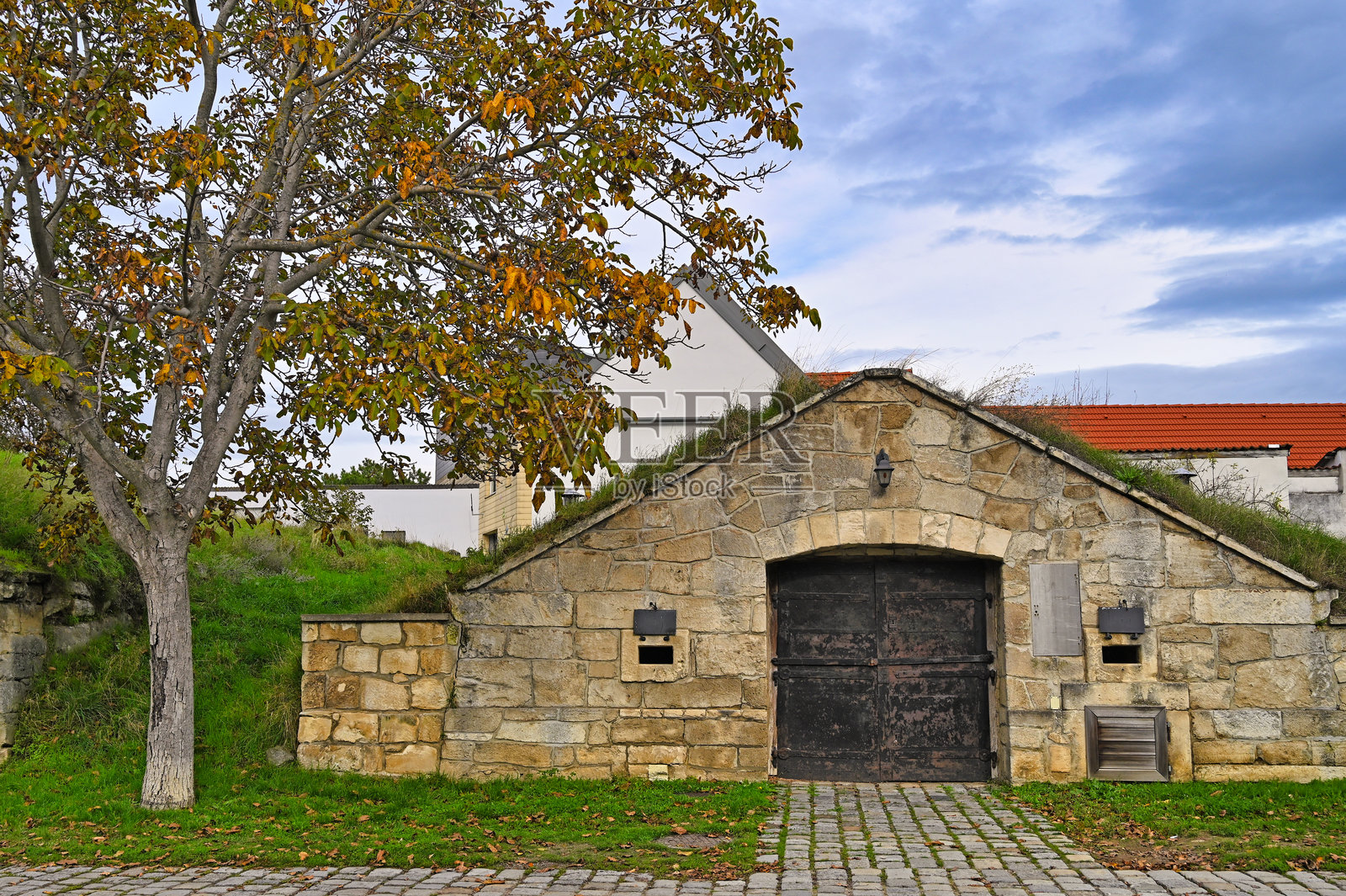 奥地利布尔根兰州普尔巴赫的凯勒巷老酒窖，秋季景象照片摄影图片