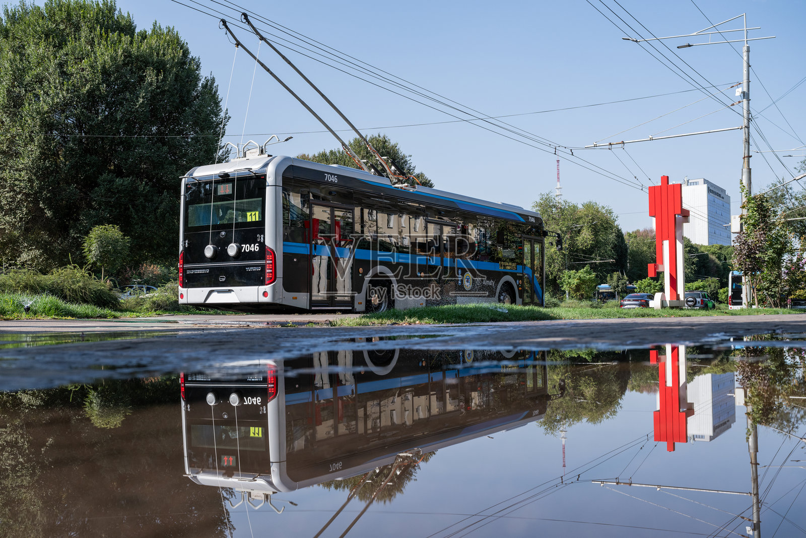哈萨克斯坦阿拉木图市中心街道上的11号电车线路，秋季的早晨照片摄影图片
