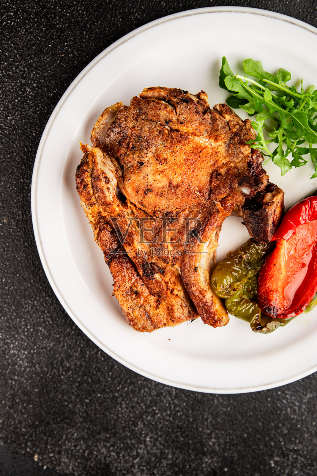 美味的猪肉烧烤肉类小吃，新鲜可口的美食背景， rustic 风格的桌面俯视图，留白空间。照片摄影图片