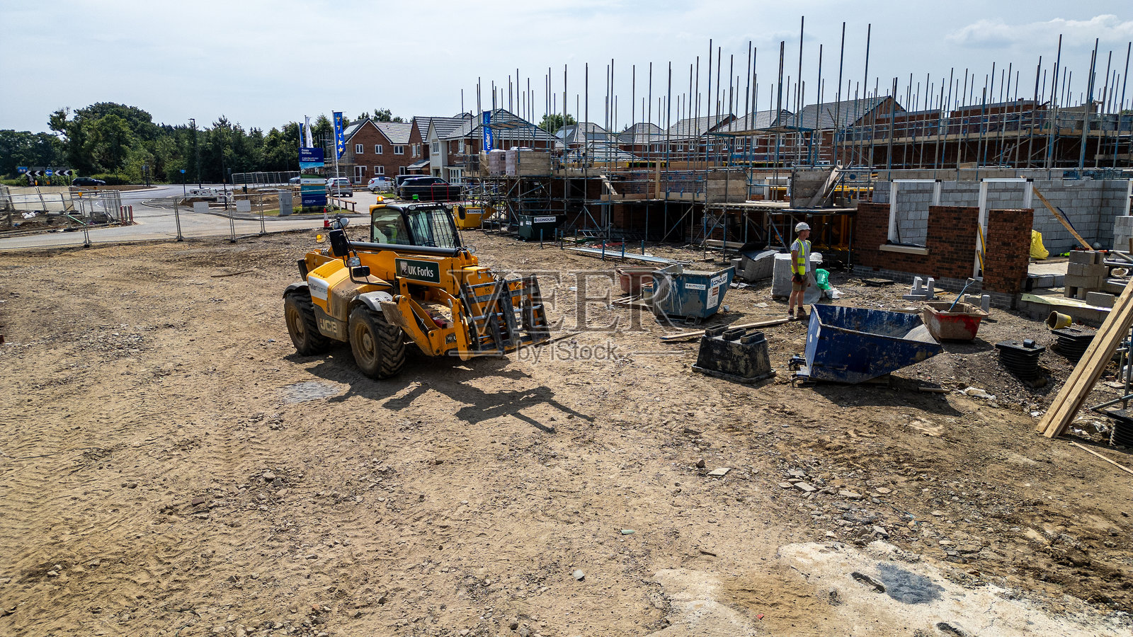 英国卡特里克的米勒住宅工地，配有叉装车和房屋建筑。照片摄影图片