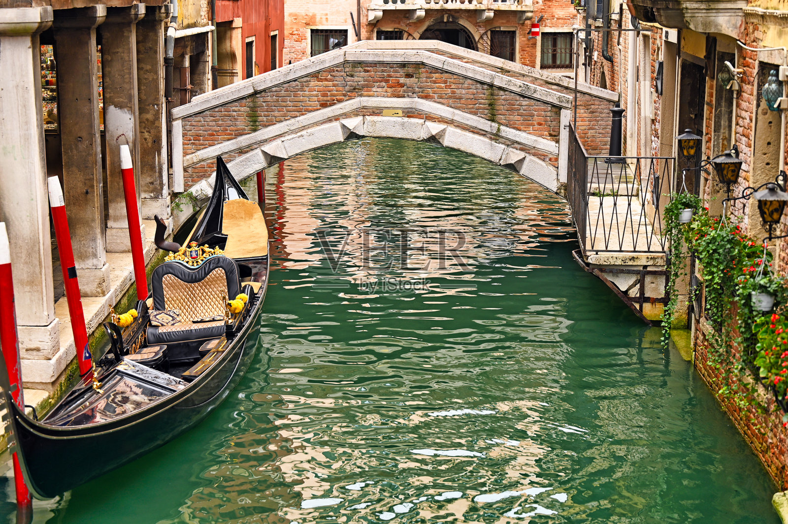 意大利威尼斯的贡多拉和小桥照片摄影图片