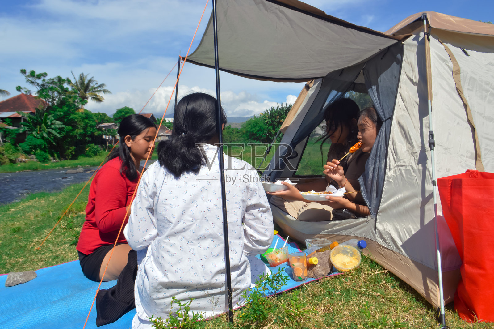 四个青少年朋友在户外享受烤香肠照片摄影图片