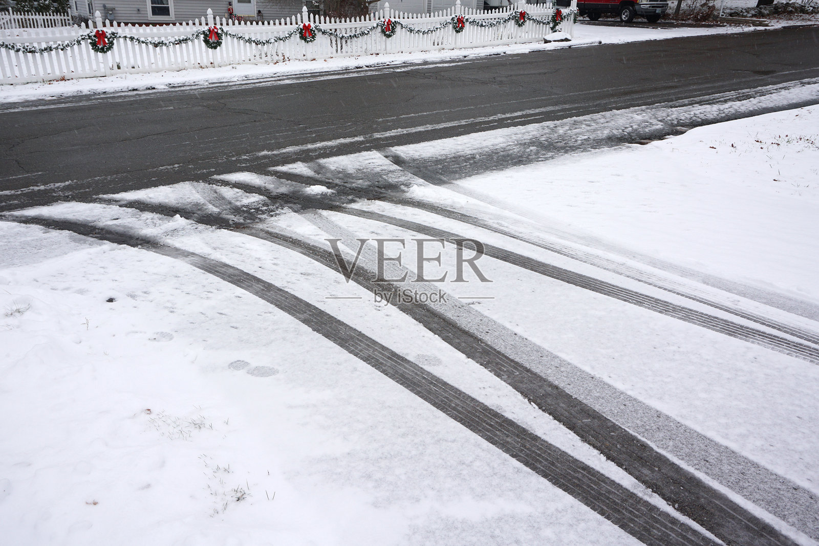 住宅区车道上的轮胎痕迹照片摄影图片