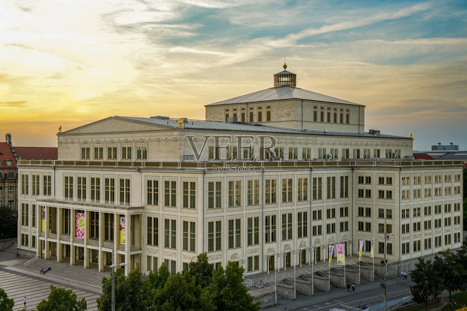 莱比锡奥古斯图斯广场的歌剧院与多彩的晚霞照片摄影图片