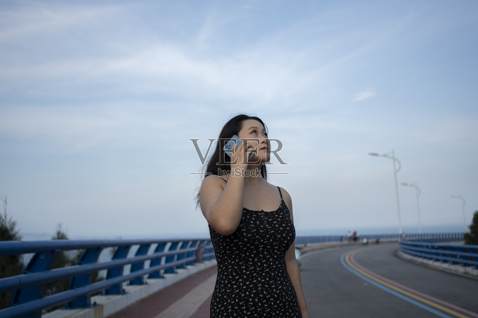 在高速公路上打电话的女人照片摄影图片