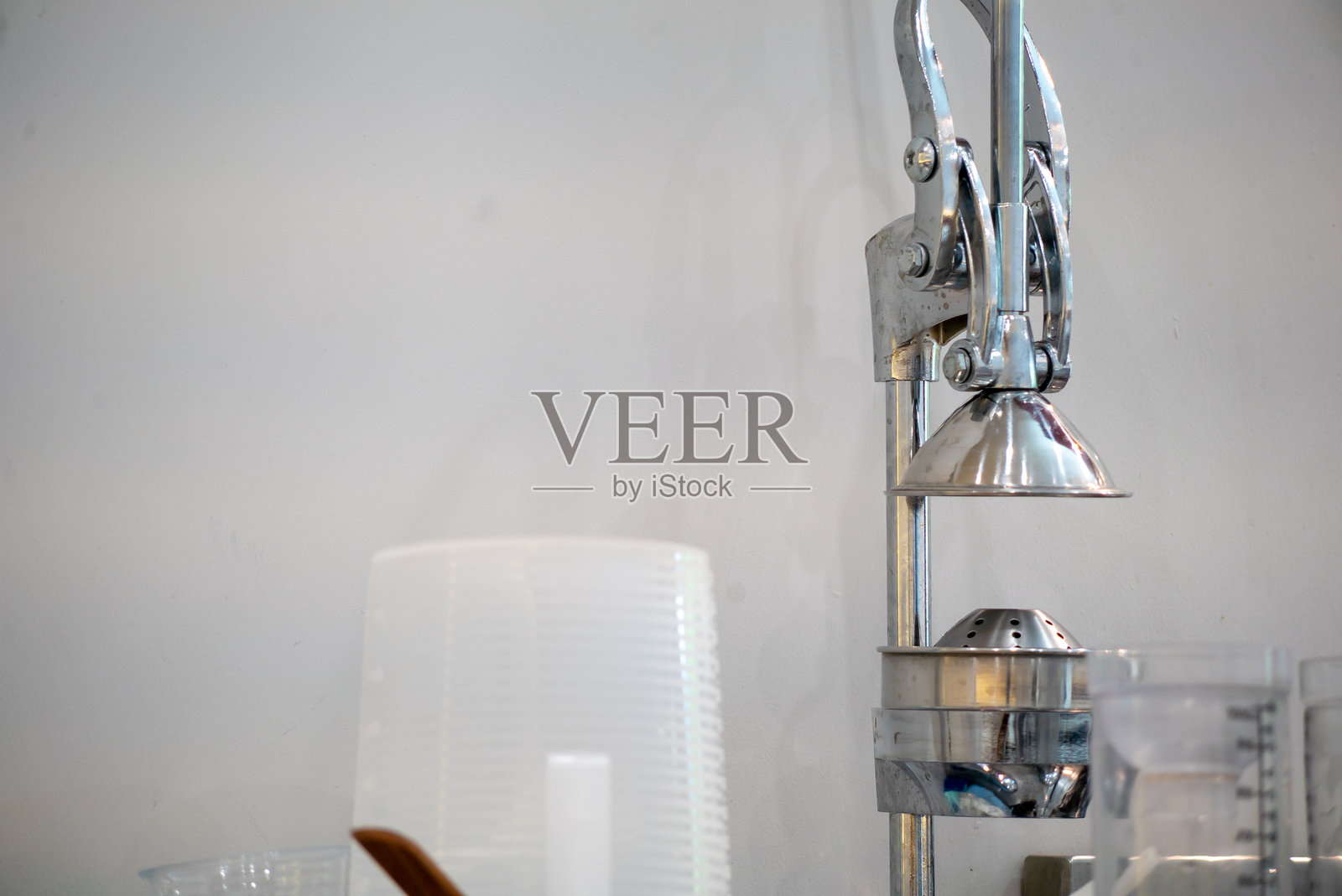 复古金属榨汁机放置在简约表面上照片摄影图片