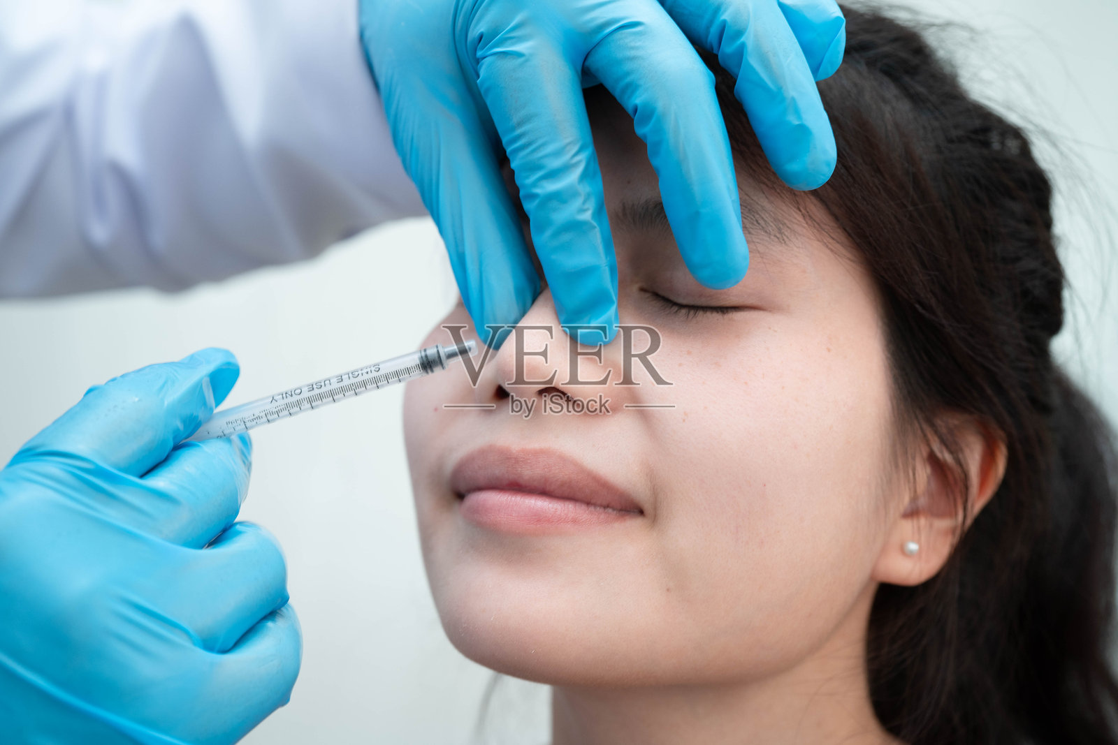 亚洲女性接受鼻部整形手术。照片摄影图片