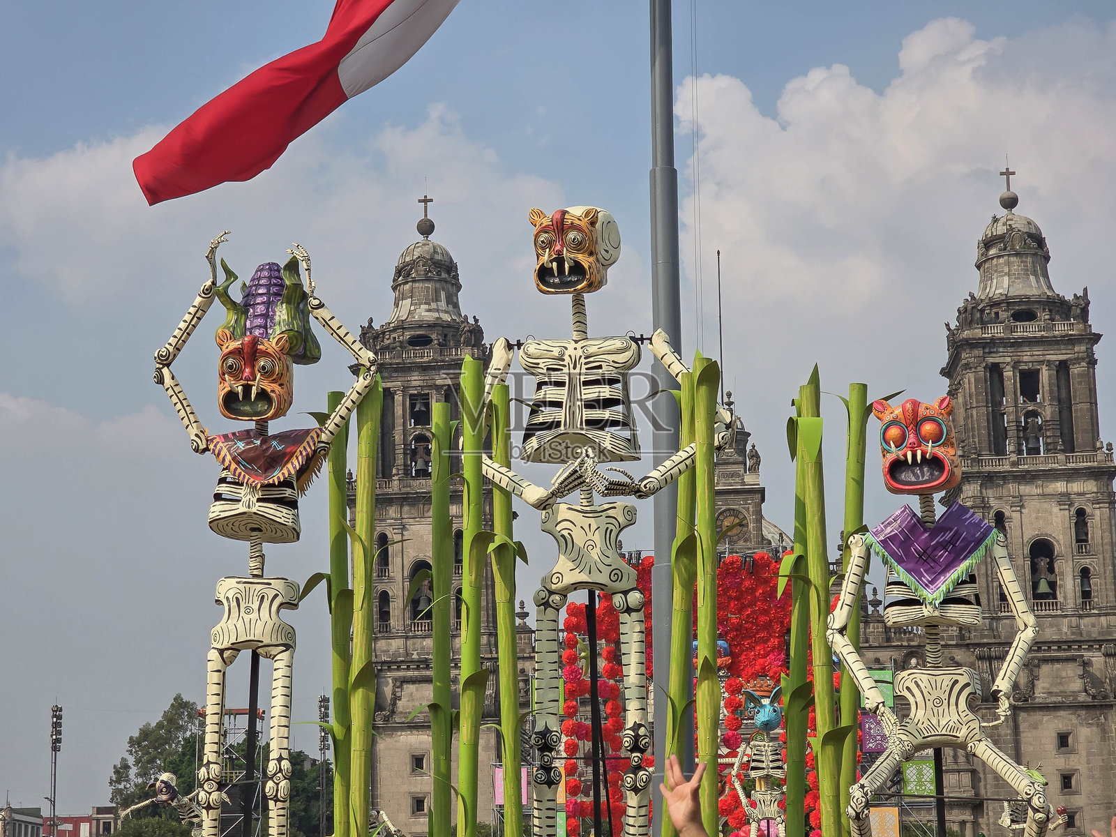 墨西哥城亡灵节庆祝活动的摄影，展示了万寿菊、祭坛和骷髅，代表着古老的生死传统。照片摄影图片