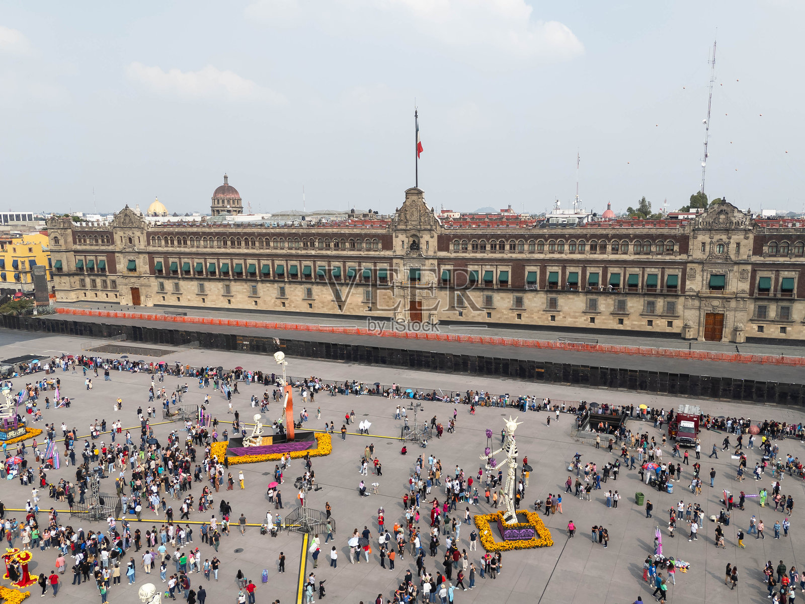 墨西哥城亡灵节庆祝活动的摄影，展示了万寿菊花、祭坛和骷髅，代表着古老的生死传统。照片摄影图片