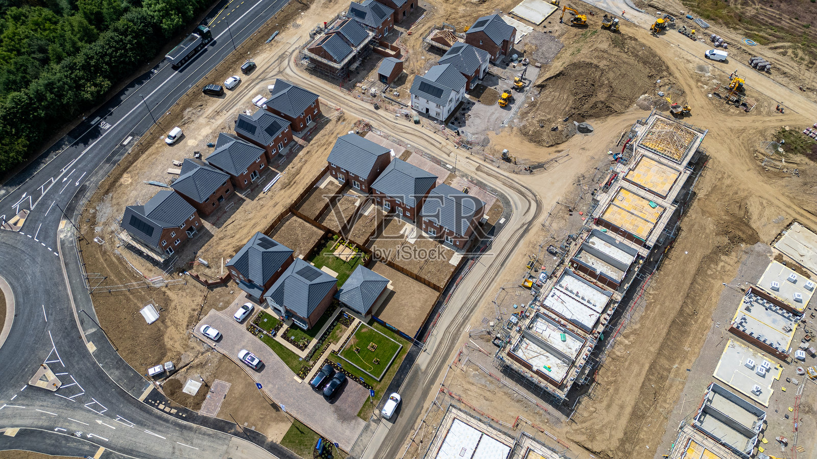 英国卡特里克米勒住宅建设工地的鸟瞰图。照片摄影图片