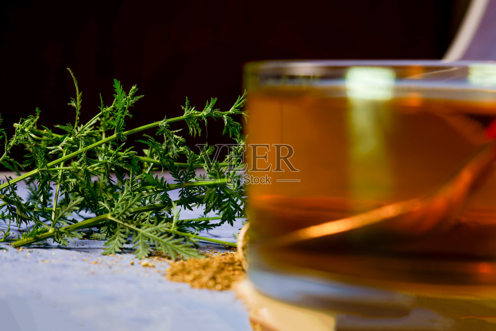 青蒿茶的冲泡，使用新鲜和干燥的叶子照片摄影图片