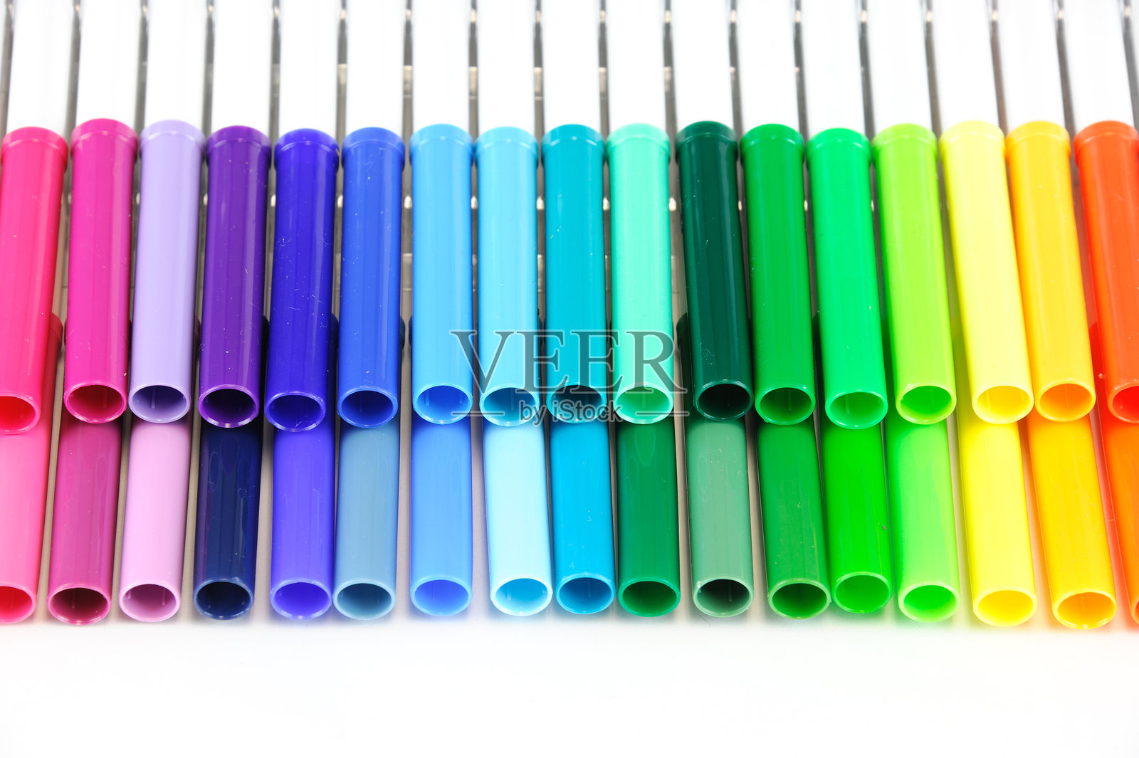 一排色彩斑斓的马克笔，孤立在白色背景上照片摄影图片