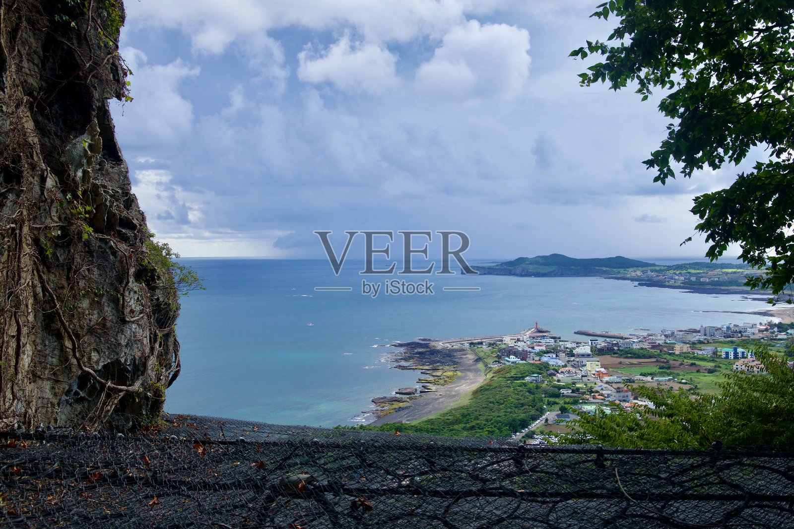 三方窟寺悬崖观景点照片摄影图片