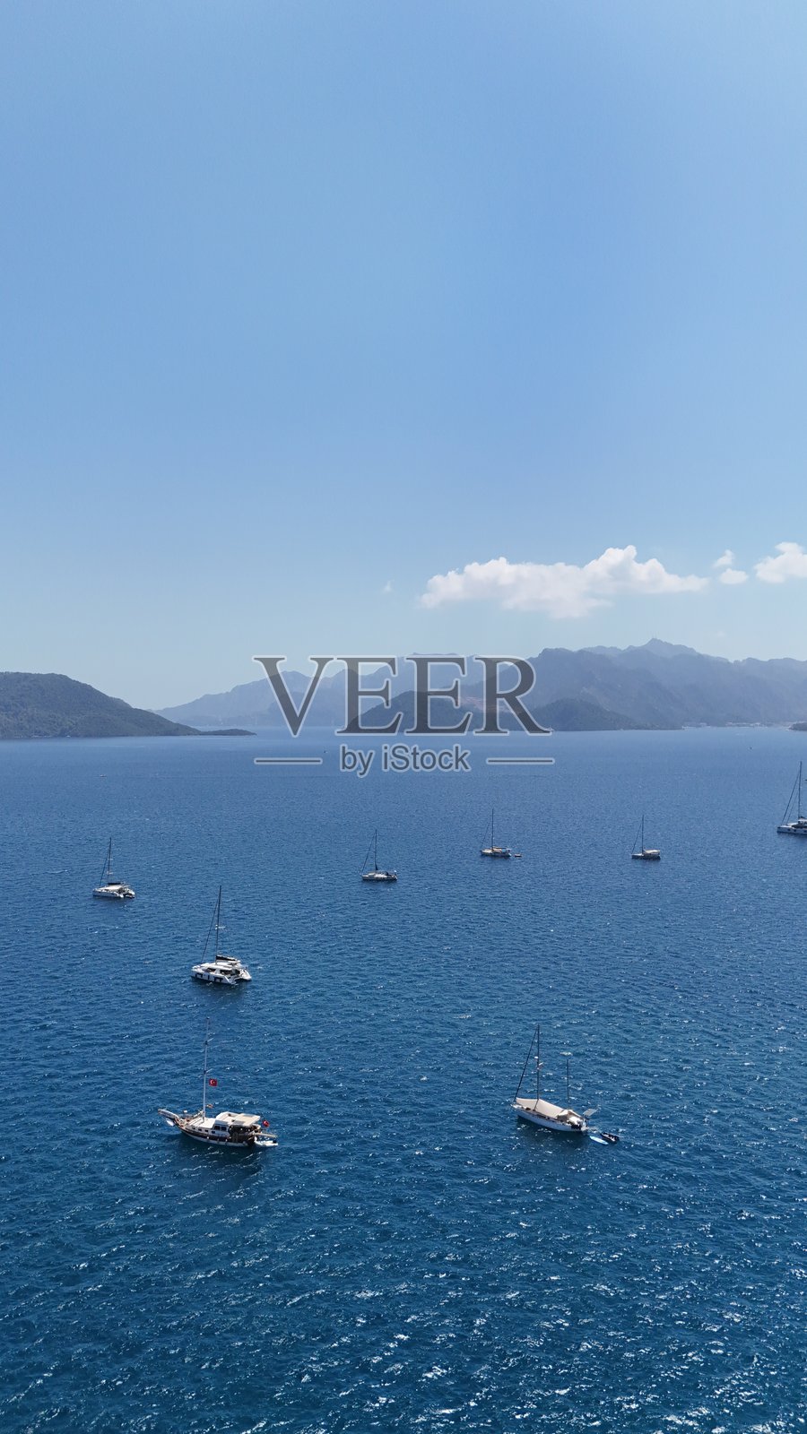 蓝色海洋中游艇和船只的鸟瞰图照片摄影图片