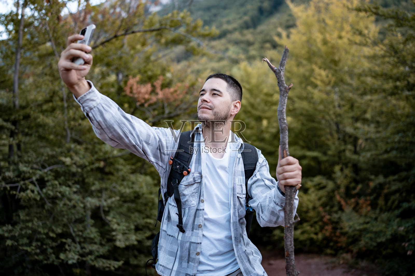 男子在树林中进行风景优美的户外冒险时自拍照片摄影图片