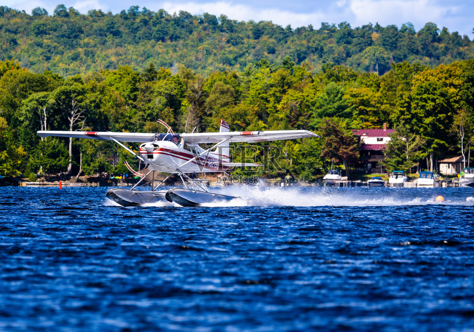 塞斯纳180水上飞机在起飞阶段照片摄影图片