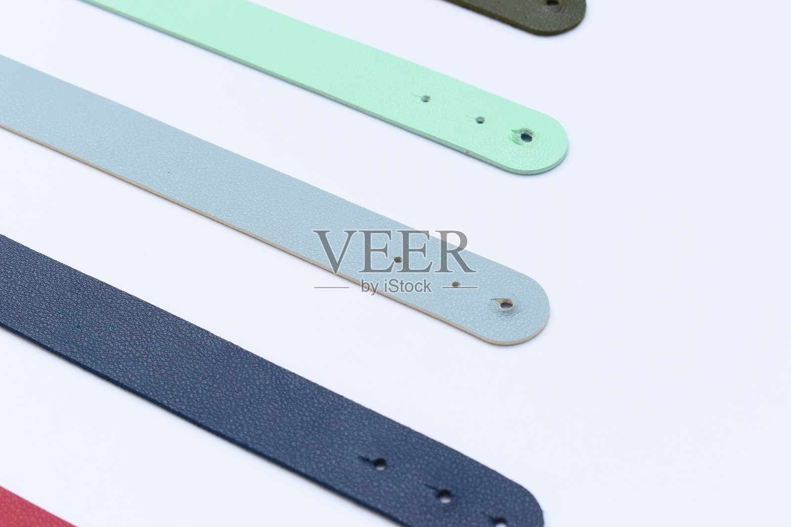 粉彩色的皮革带子，孤立在白色背景上照片摄影图片