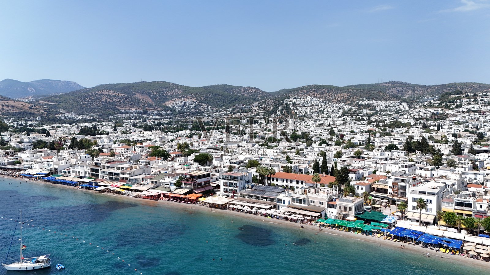 博德鲁姆的空中视角，爱琴海土耳其，蓝色海洋中的船只，背景没有白色海岸房屋。照片摄影图片