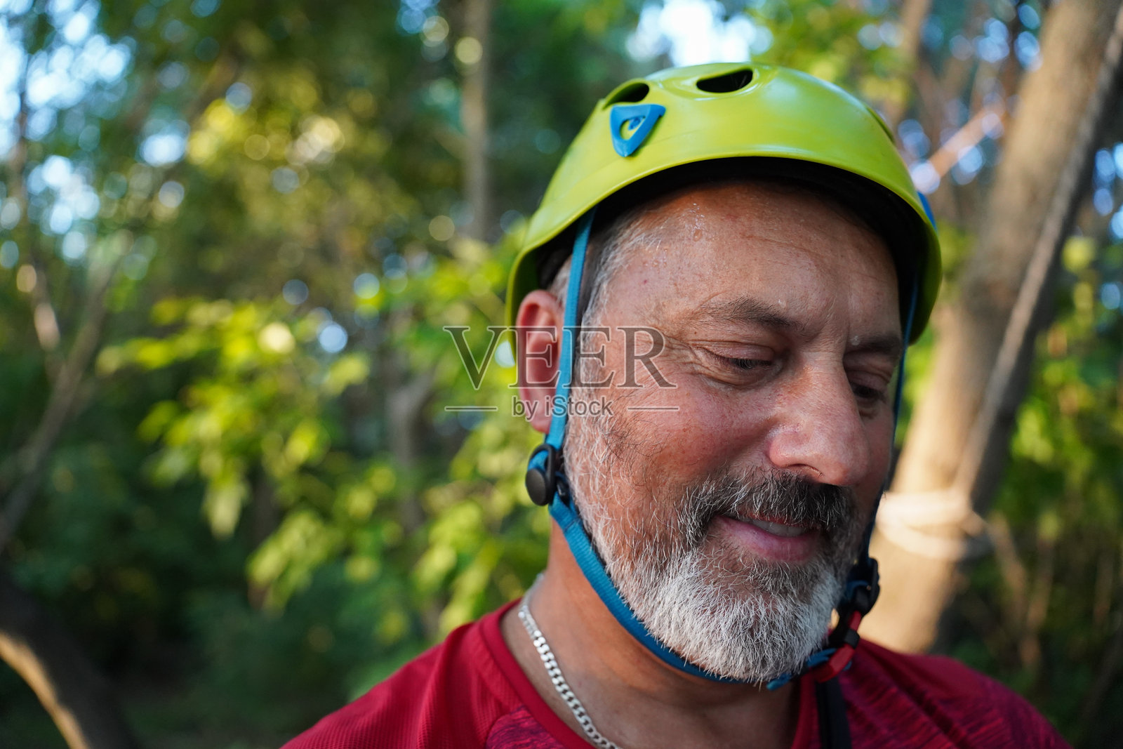 冒险的老年男子在户外攀爬并享受大自然照片摄影图片