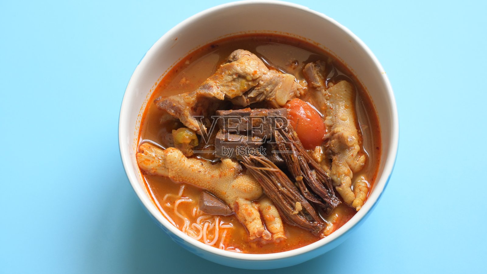 蓝色背景上的北泰咖喱酱米粉照片摄影图片