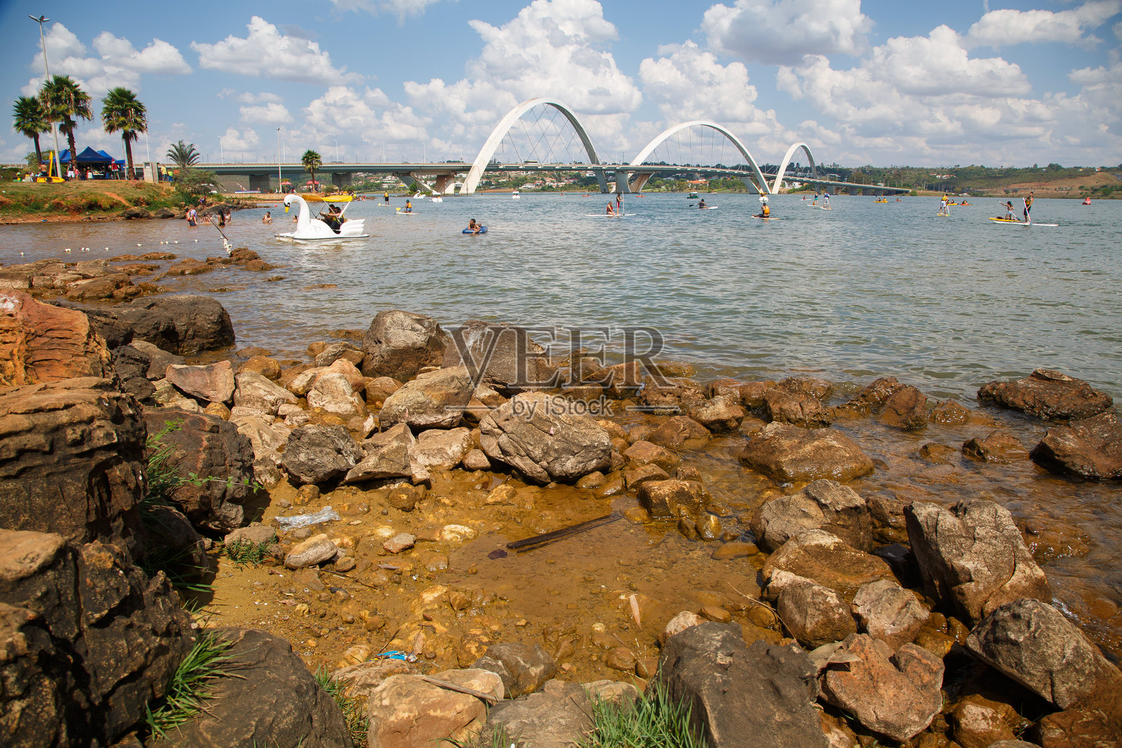 站立式划水的人和现代建筑师霍尼斯蒂诺·吉马良斯照片摄影图片