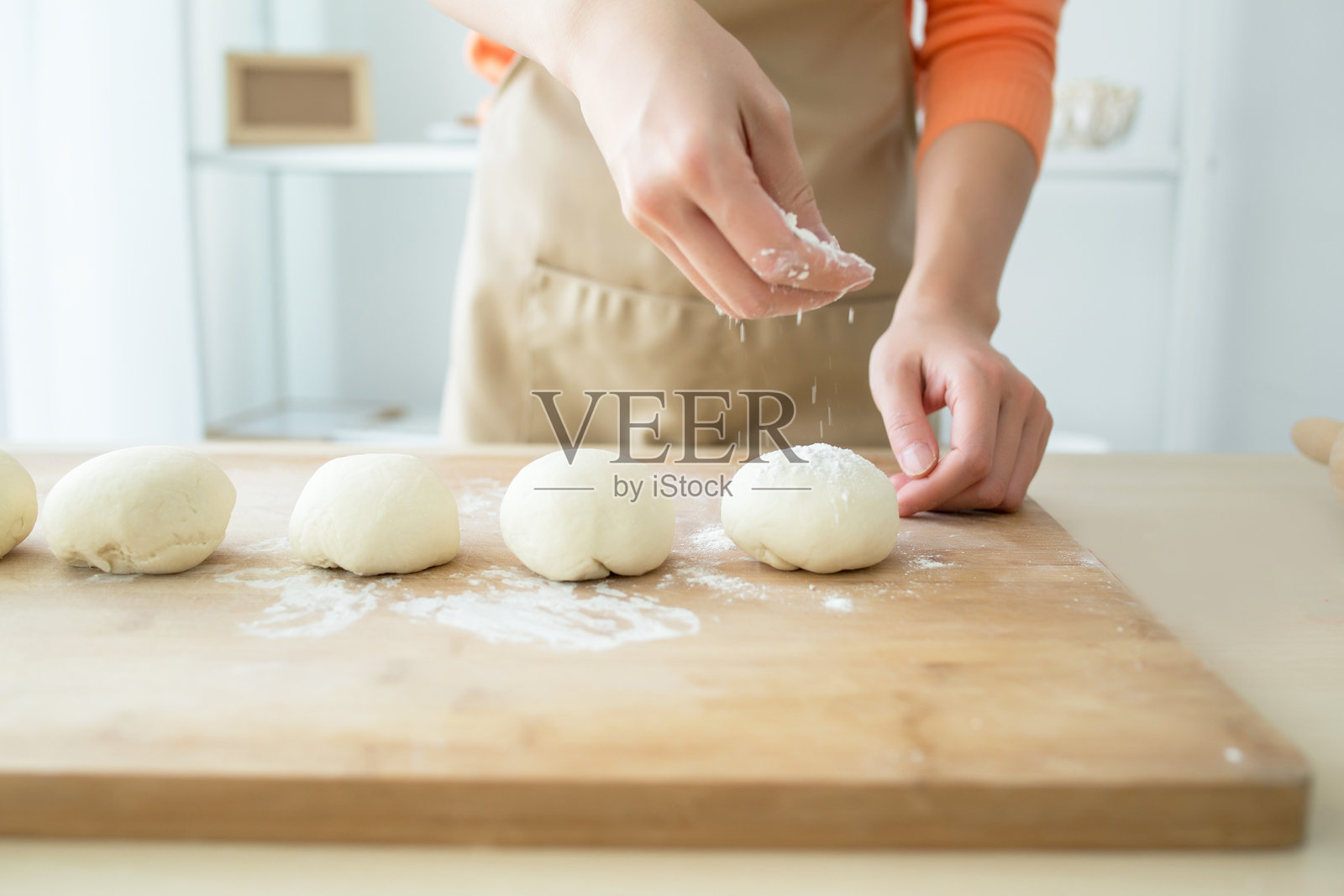 在木板上准备面团球的人照片摄影图片