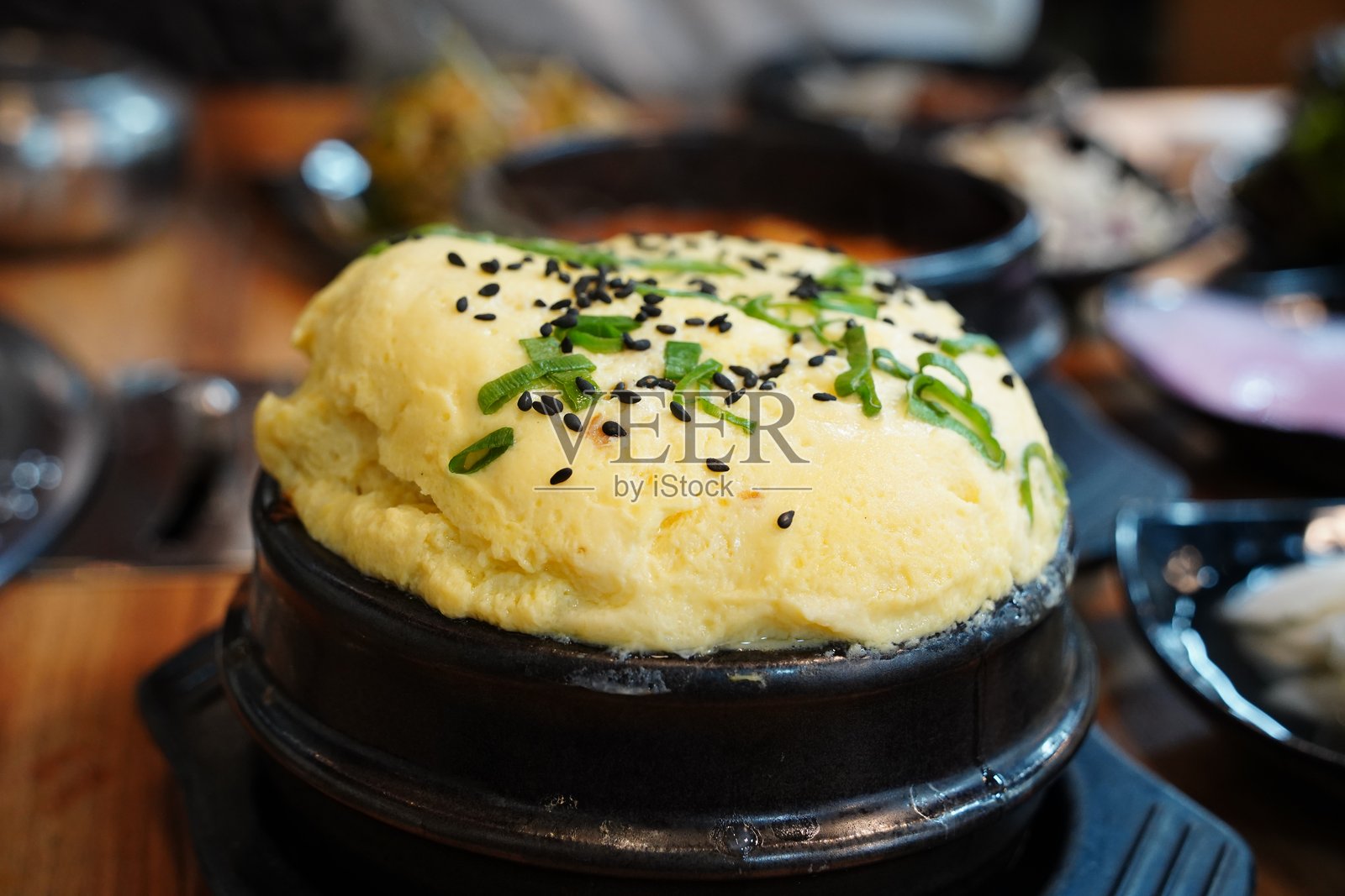 餐厅里的韩式蒸蛋（Gyeranjjim）配上装饰照片摄影图片