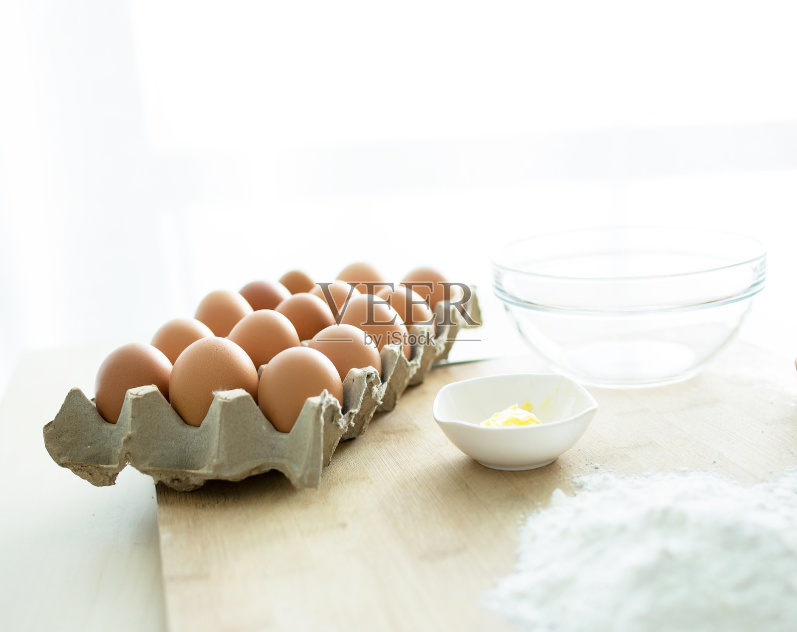 新鲜鸡蛋放在纸箱里，旁边有烘焙材料照片摄影图片