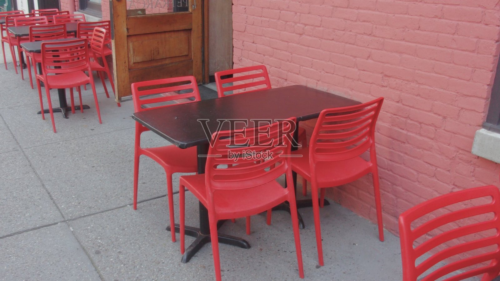 舒适的咖啡馆内部，现代装饰，舒适的座椅和温暖的灯光。是享受咖啡或茶的完美场所，为客人营造轻松宜人的氛围。照片摄影图片