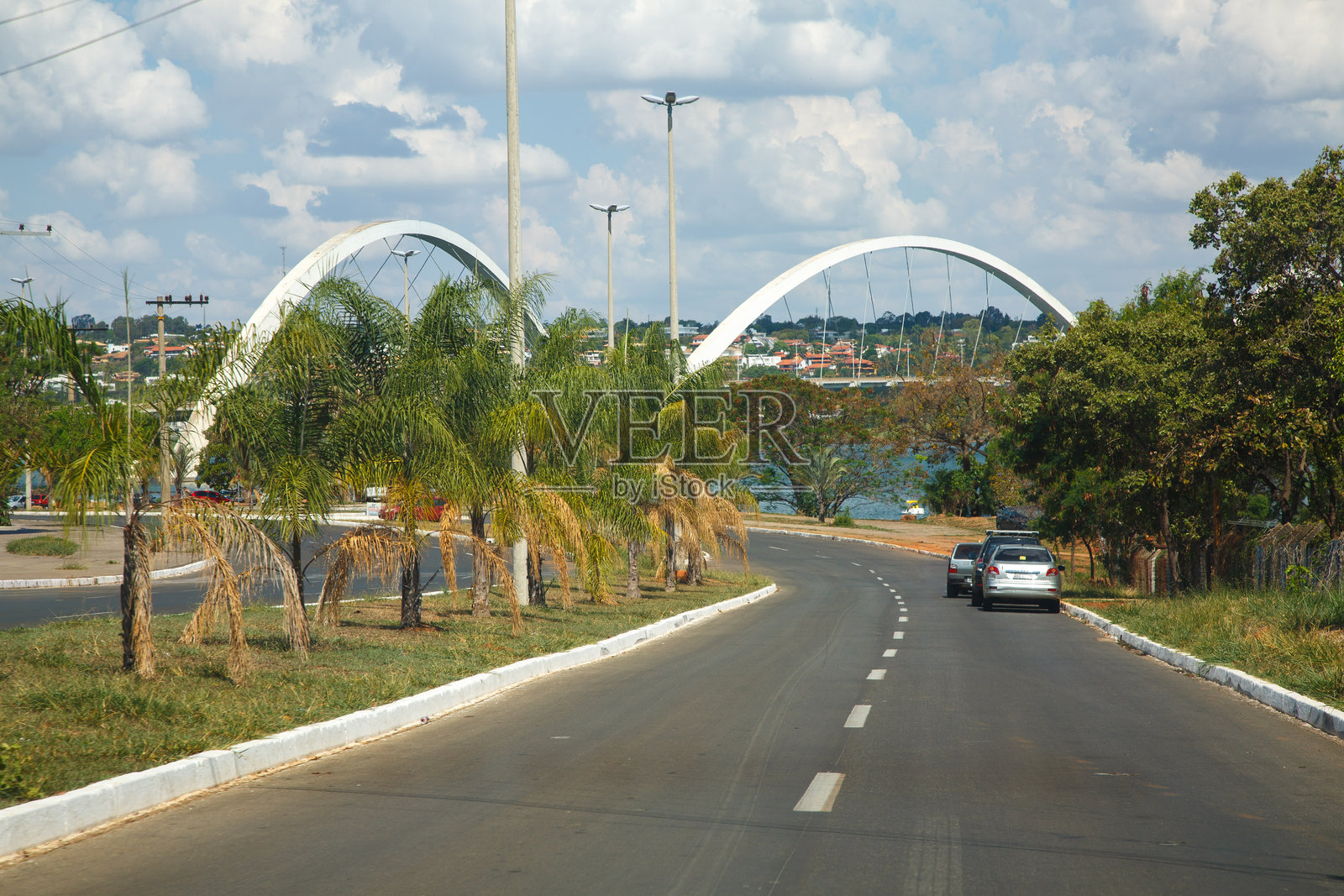 Honestino Guimaraes 现代建筑，跨越帕拉诺亚湖的桥梁照片摄影图片