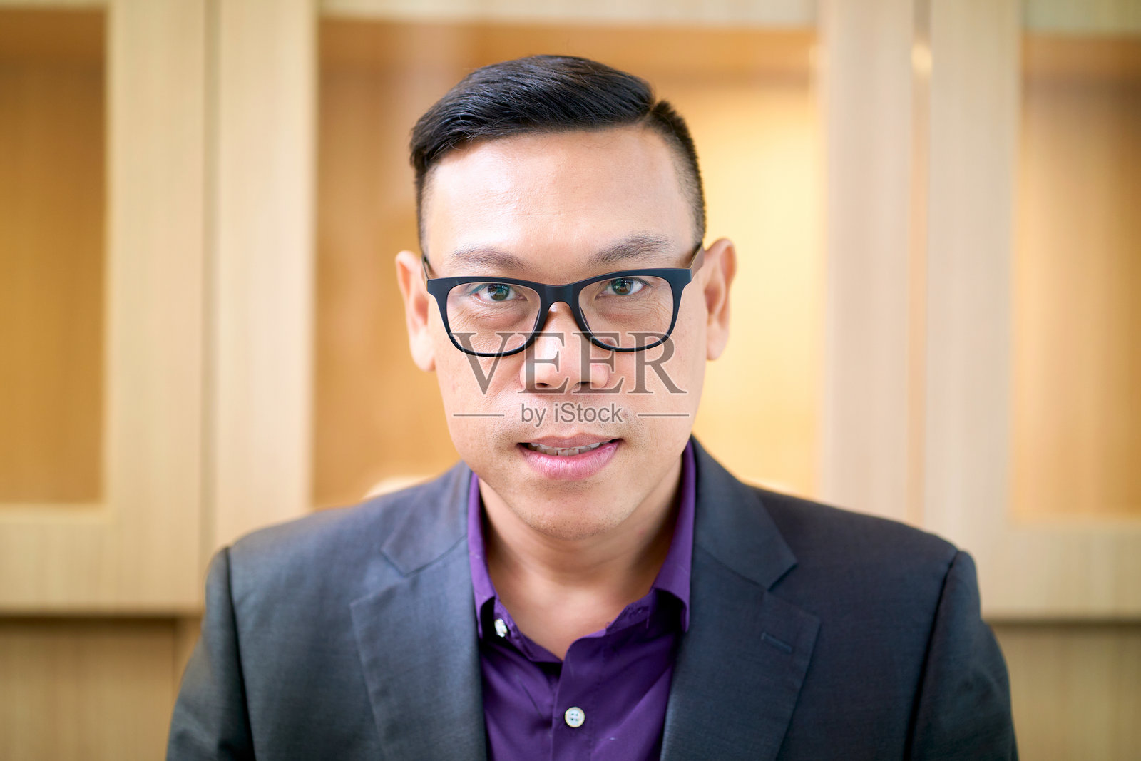 穿着紫色衬衫和黑色西装的亚洲商人肖像照片摄影图片