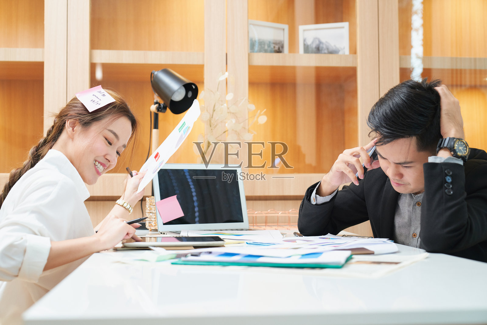 亚洲商人经理在办公室与秘书忙碌工作照片摄影图片