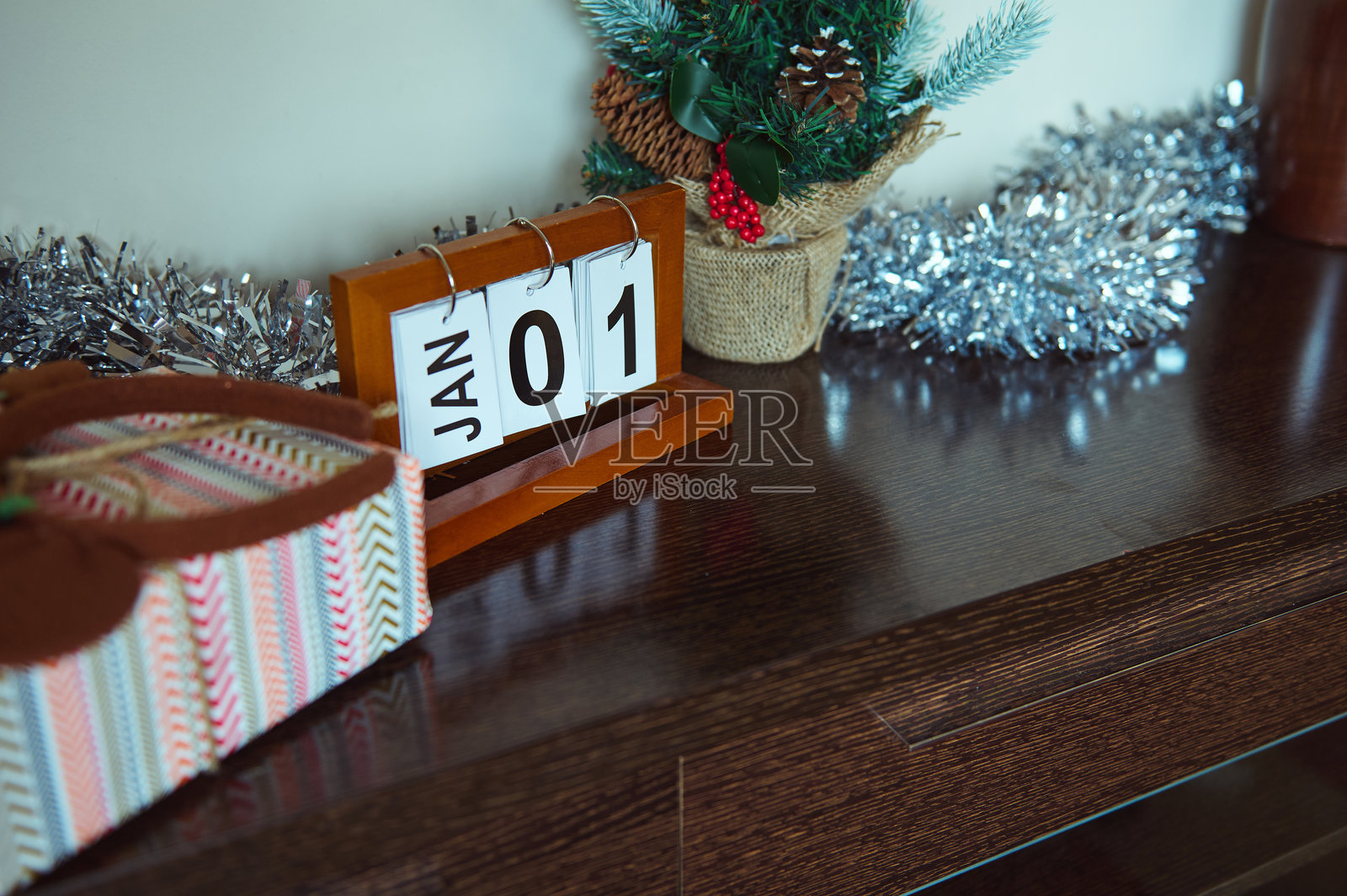 优雅的木质日期日历与节日新年装饰一起展示照片摄影图片